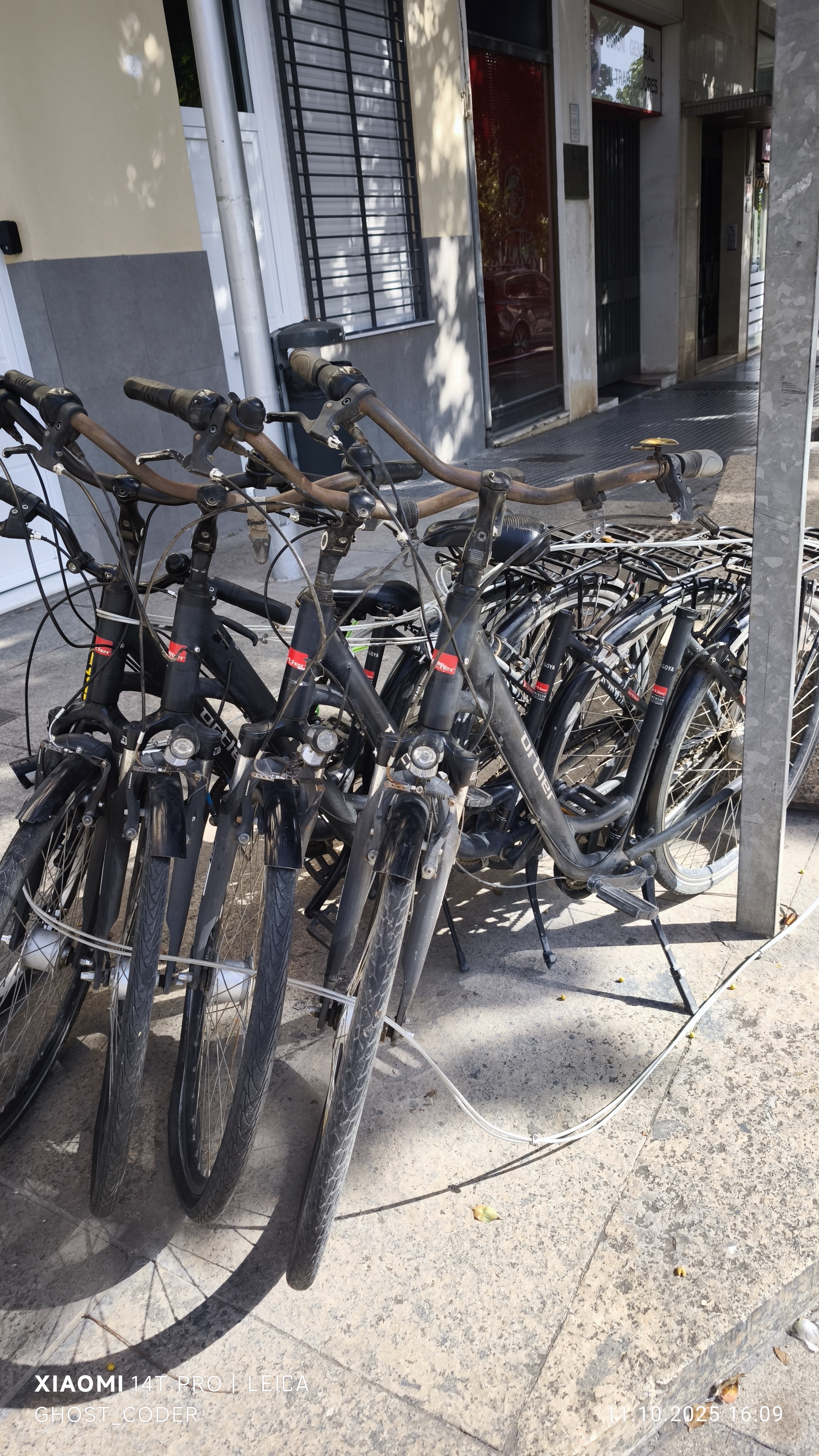 Radfahrer genießen den Sonnenuntergang auf geliehenen Bikes in Madrid