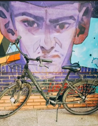 Moderne Bikes bereit für eine Tour durch Madrid